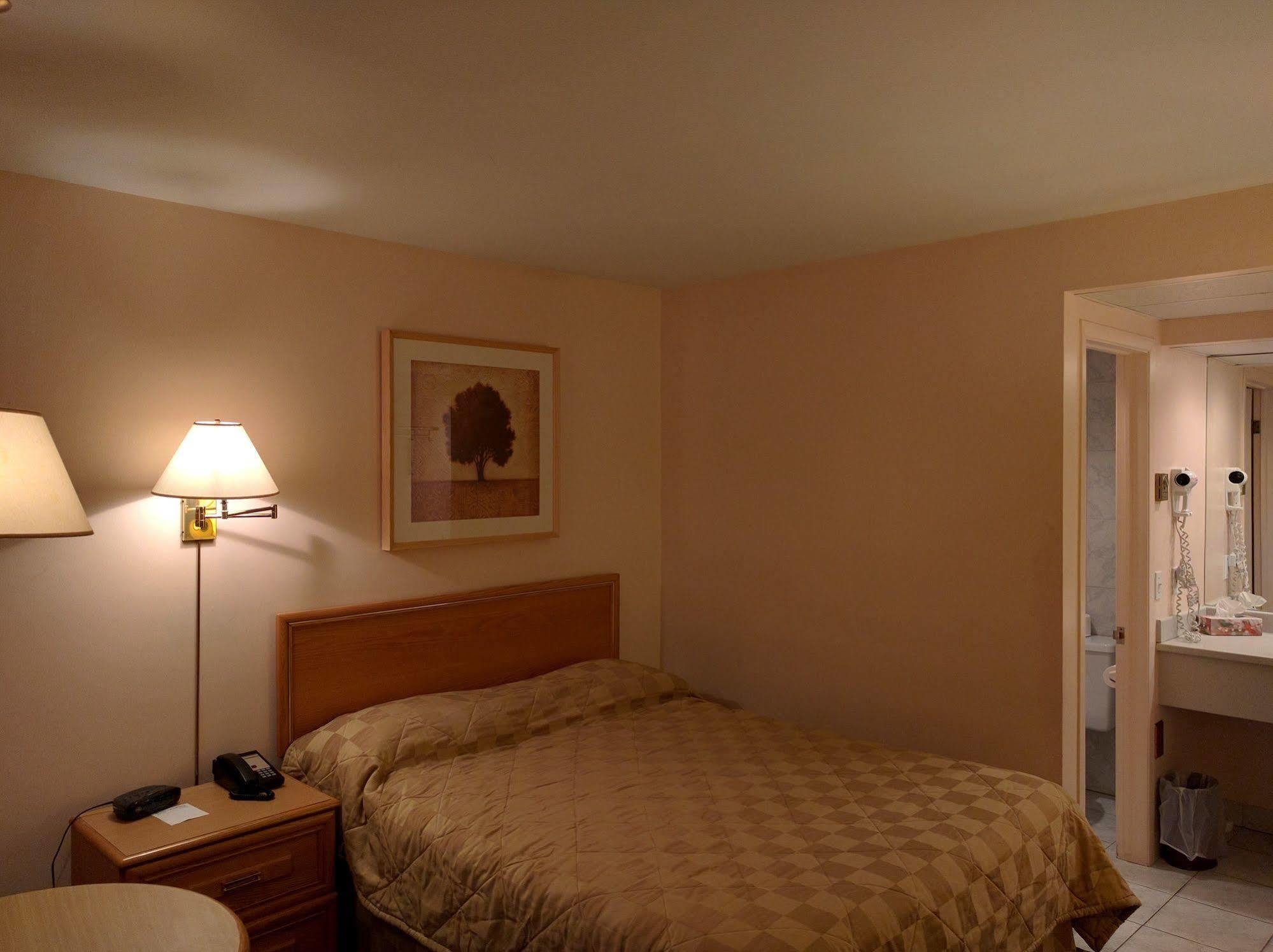 Motel La Siesta Saint-Lambert Экстерьер фото